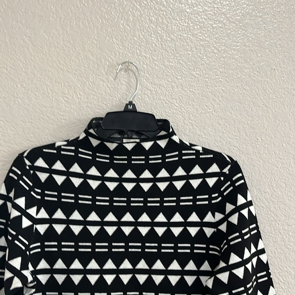 Anne Klein Women’s Mock Neck Sweater Black White Geometric Triangle Print Sz S - Picture 3 of 9